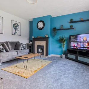  Holiday home Rookwood House - Spacious With Free Parking - Short Leeds United Kingdom